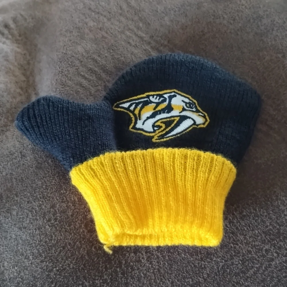 NHL infant gloves
